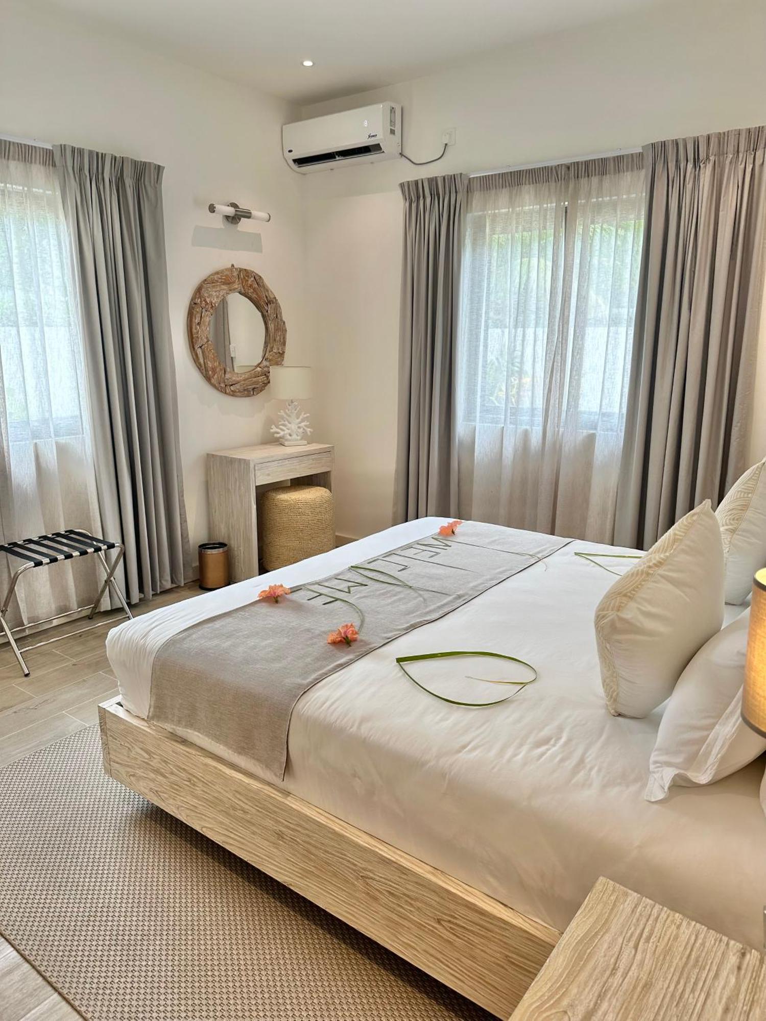 Pineapple Beach Villas Baie Lazare  Экстерьер фото